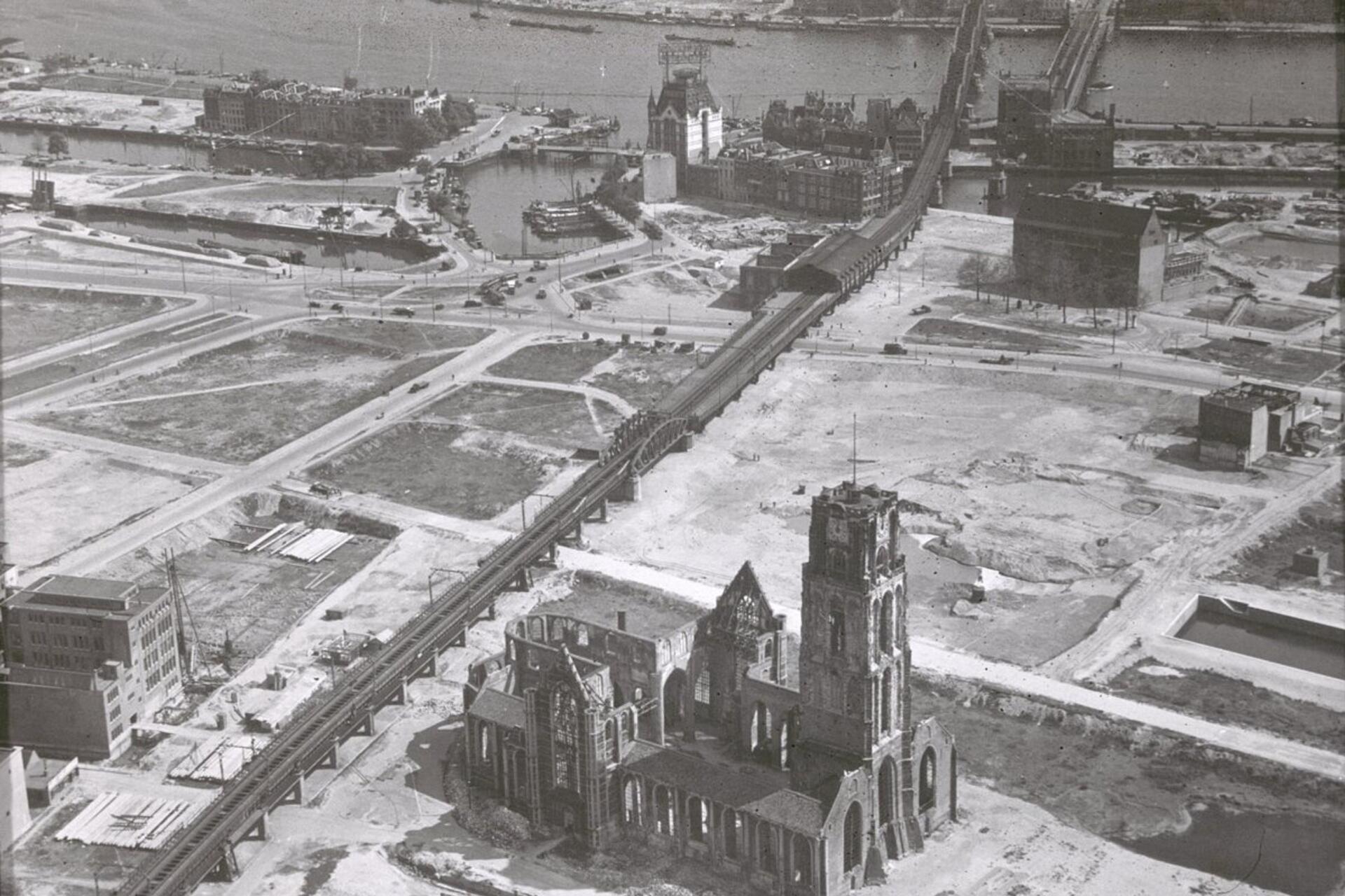 Luchtfoto Rotterdam 1940 met op de achtergrond het Witte Huis (image courtesy of Rijksdienst voor het Cultureel Erfgoed) Luchtfoto Rotterdam 1940 met op de achtergrond het Witte Huis (image courtesy of Rijksdienst voor het Cultureel Erfgoed)