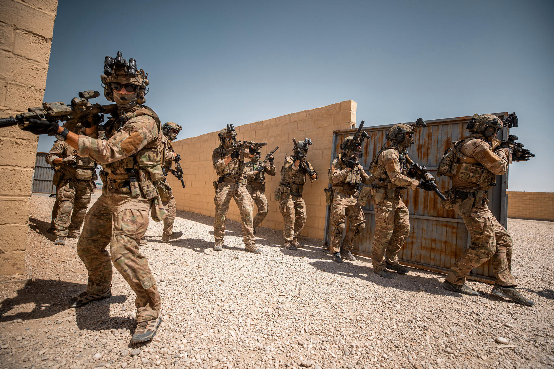Nederlandse MARSOF in Afghanistan voor het trainen van Afghan Territorial Force 888 Nederlandse MARSOF in Afghanistan voor het trainen van Afghan Territorial Force 888 (Bron: https://magazines.defensie.nl/allehens/2019/08/02_trainen-adviseren-en-operaties-ondersteunen)