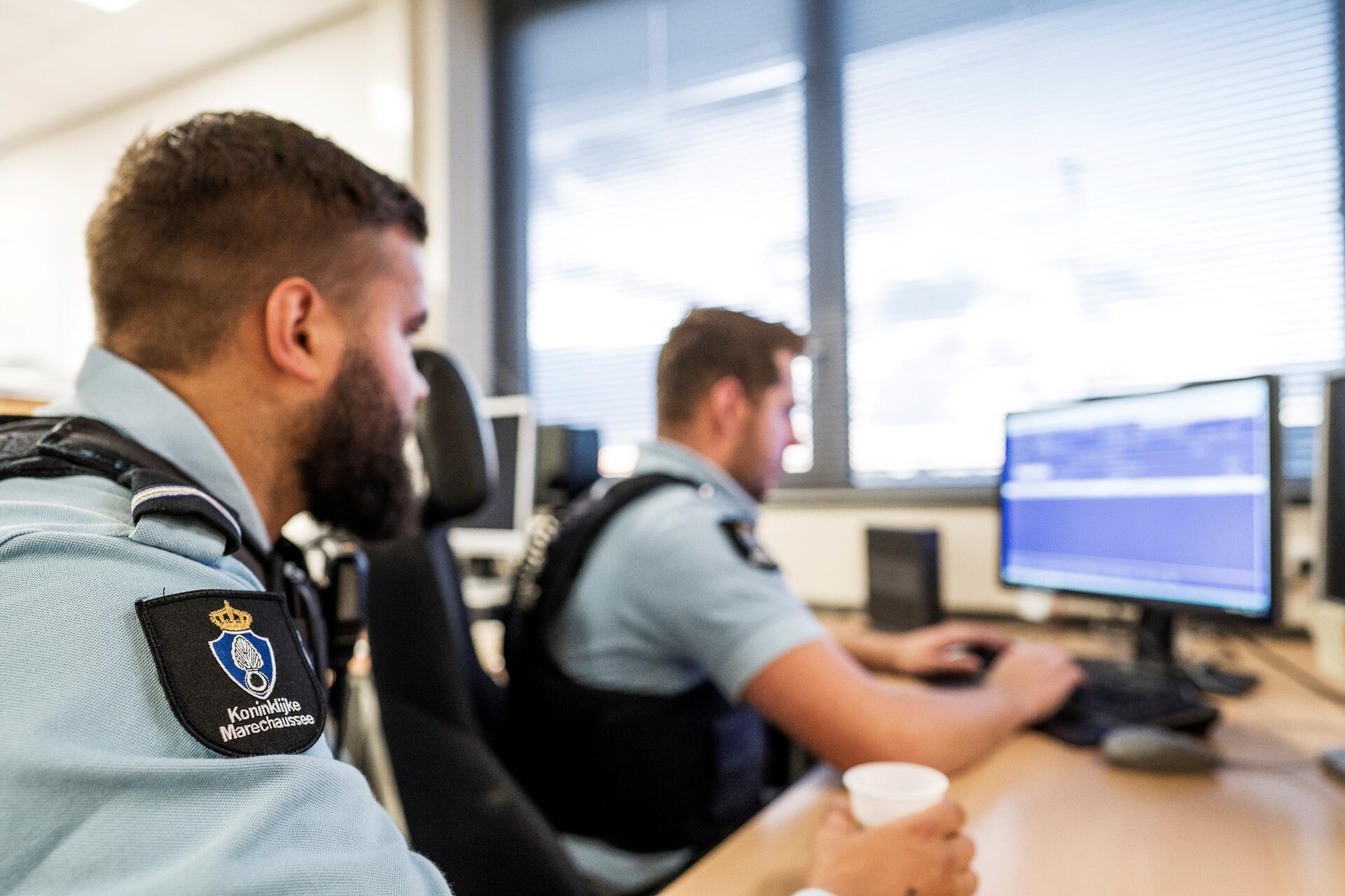 Luchthaven Eelde (Groningen), 16 september 2019 KMar controle wegbrengers op o.a. wapens en munitie vlucht naar Antalya Turkije Media Centrum Defensie (MCD) mcd@mindef.nl Fotografie: John van Helvert Luchthaven Eelde (Groningen), 16 september 2019 KMar controle wegbrengers op o.a. wapens en munitie vlucht naar Antalya Turkije Media Centrum Defensie (MCD) mcd@mindef.nl Fotografie: John van Helvert
